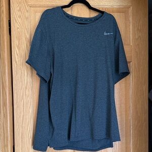 Nike Short-Sleeve Athletic Tee in Charcoal Gray